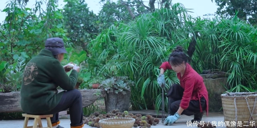 桌子|李子柒晒秋收家宴,吸引三千万人观看,满满一桌子的美味,太馋人