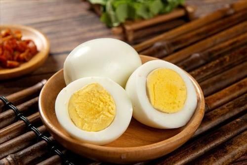 胆固醇|鸡蛋是高血脂的“发物”?医生道出真相,真该少吃的,或是这3样