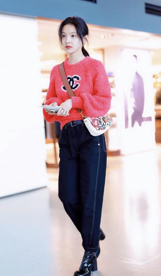 章若楠真会穿!黑色长款羽绒服保暖舒适,戴黑框眼镜也难掩女神范