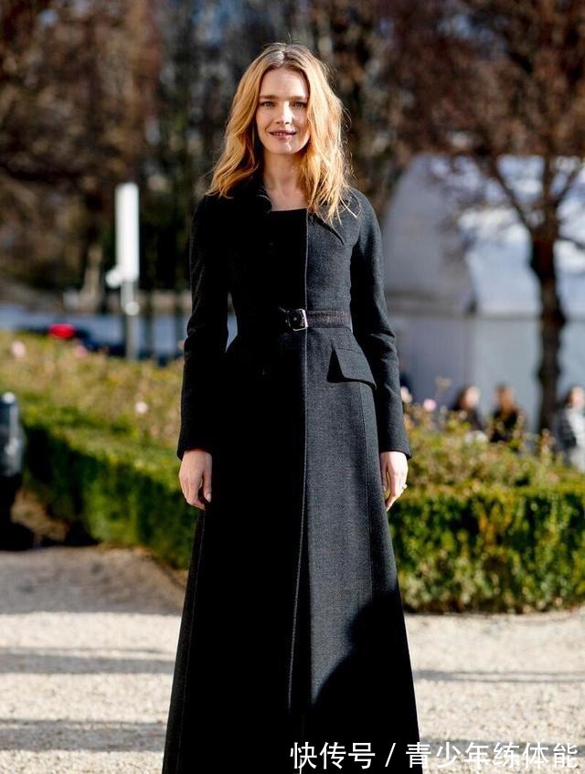 粗花呢 秋冬衣服别乱买,常备“五个基础款”,轻松穿出高级范!