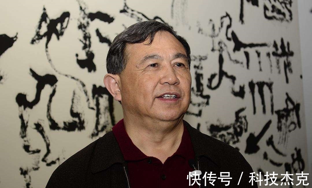 微微一笑$曾翔指责中书协主席不会握笔,孙晓云只微微一笑,高下立判