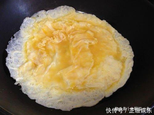 炒鸡蛋时,学会这三招,鸡蛋松软鲜香不粘锅,很多人还不知道