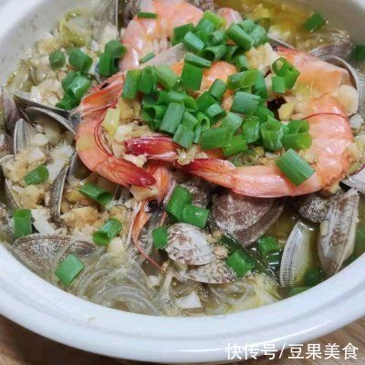 巨下饭|#巨下饭的家常菜#蒜蓉花蛤粉丝煲，就是有点废蒜