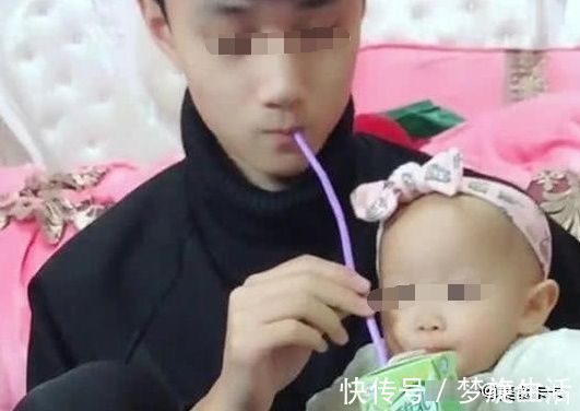 感冒药|宝宝不肯吃药,宝爸想出奇招让宝宝成功吃药,网友:套路太深