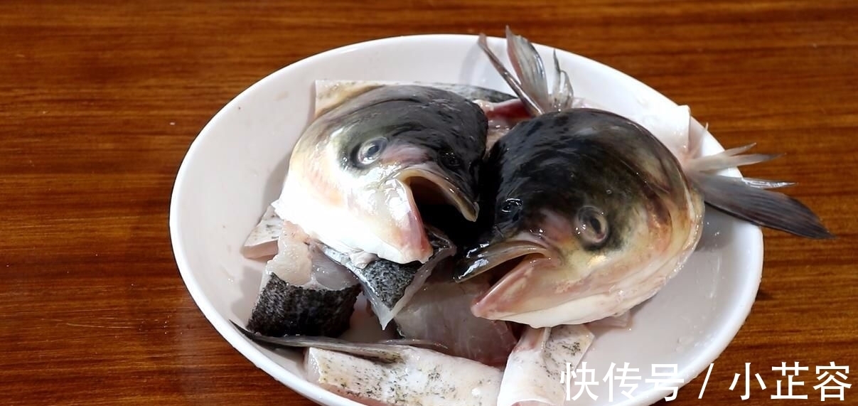 做法|教你做砂锅焗鱼头,全过程不加水,鱼肉鲜嫩入味,做法简单易学