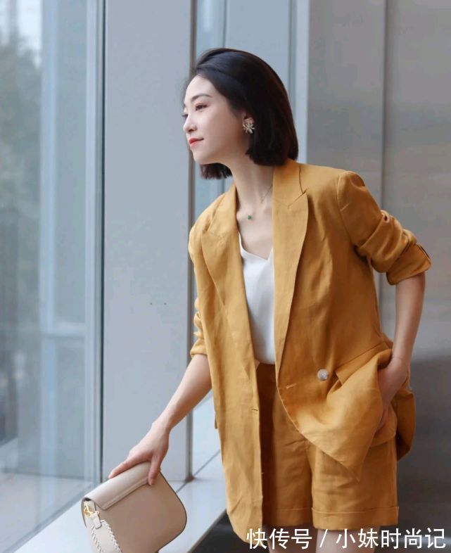 卡其色|上班的女孩该怎么打扮呢？简约穿搭就很有气场，干练又有女人味
