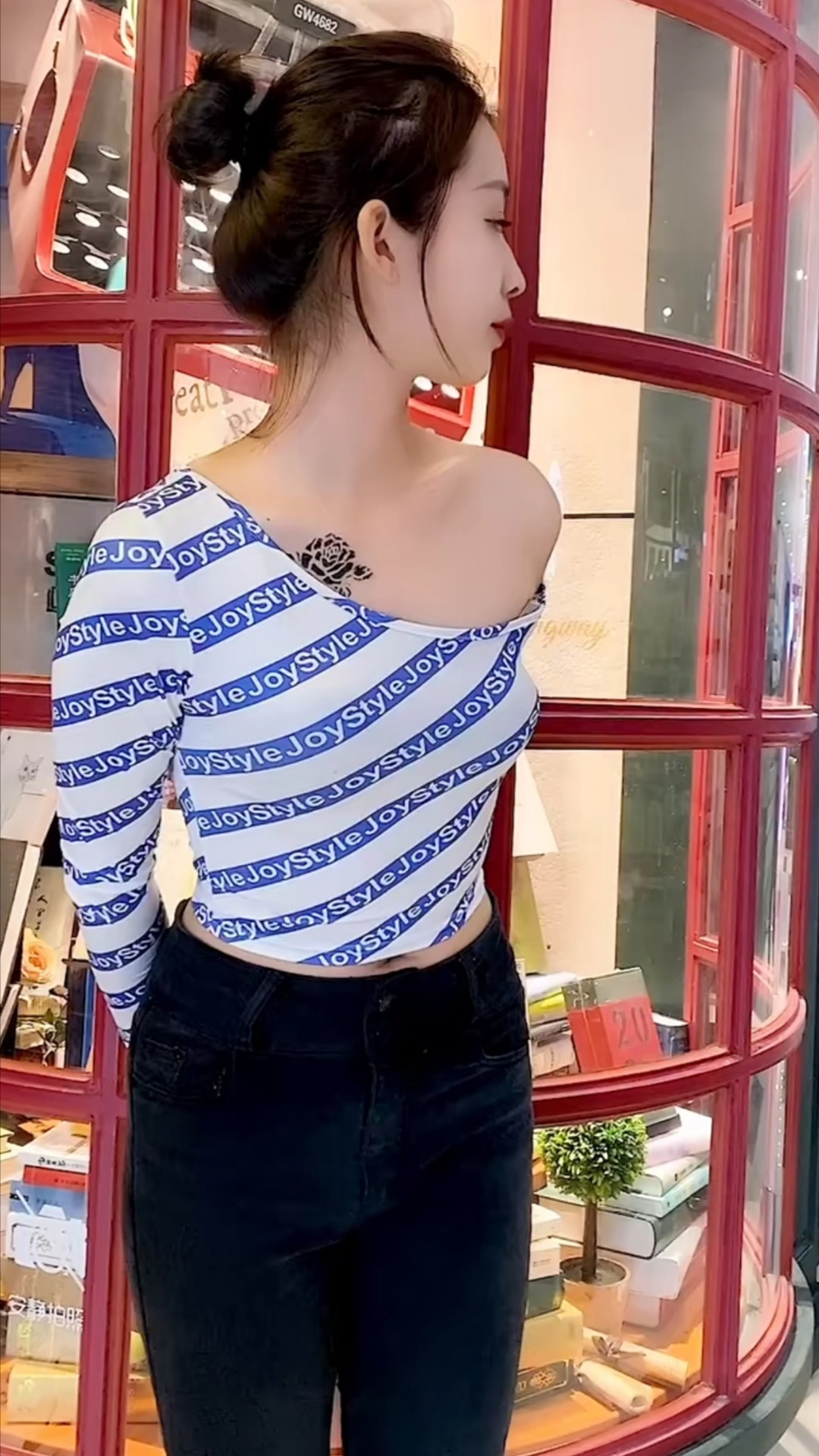 斜肩长袖紧身T恤搭牛仔裤, 字母花色与牛仔纯色的绝配!