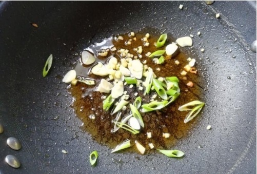 这个家常菜在我家非常受欢迎,皮薄汁多,肉质滑嫩