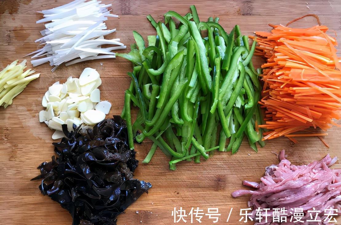 一道荤素结合的下饭菜，酸辣解馋，全家都喜欢吃