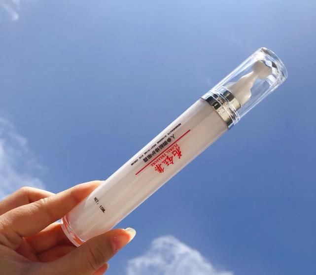 超补水保湿的眼霜推荐：让你的眼周肌肤呈现柔滑弹润，水莹剔透