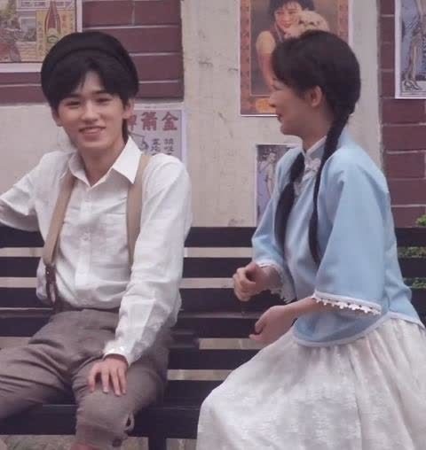 宋亚轩 杨紫新综艺路透曝光,穿民国学生装,跟宋亚轩坐一起太养眼