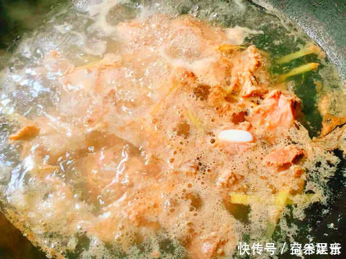 炖排骨时,请牢记“3不放”,保证排骨鲜嫩又入味,还没一点不腥