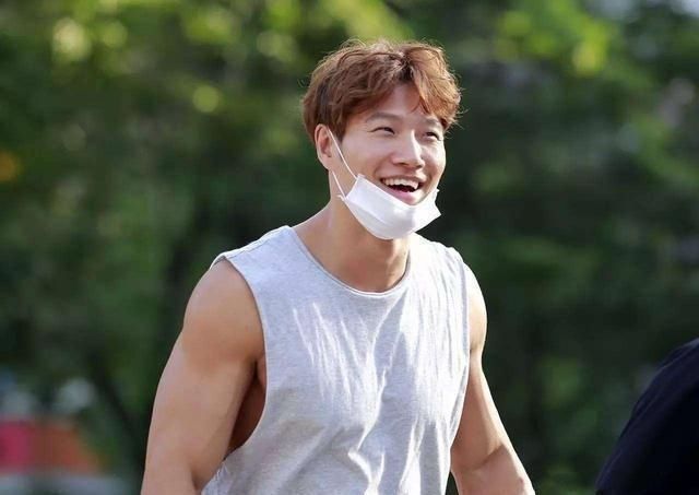 不适|玩太嗨了金钟国露肌肉当洗衣板引观众不适,网友恶评刷爆留言板