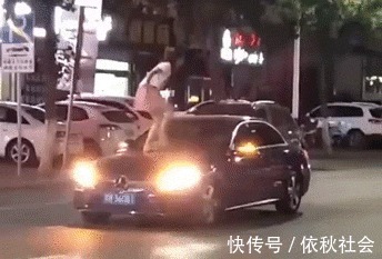 |搞笑GIF：妹子你这样挎包，把旁边的大姐看懵了