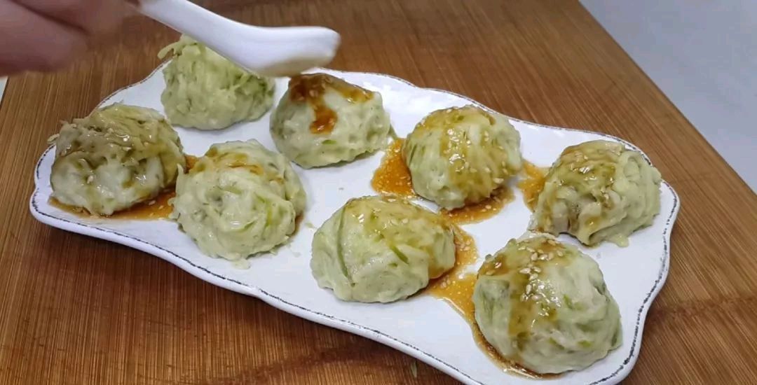  到吃萝卜的时候，我教你怎么做萝卜肉丸它们味道鲜美，但不油炸你吃得越多，它们就越香