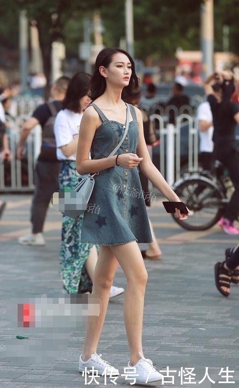 拥有“细腰”的年轻女孩,穿衣有范,咋看都让人觉得很羡慕!