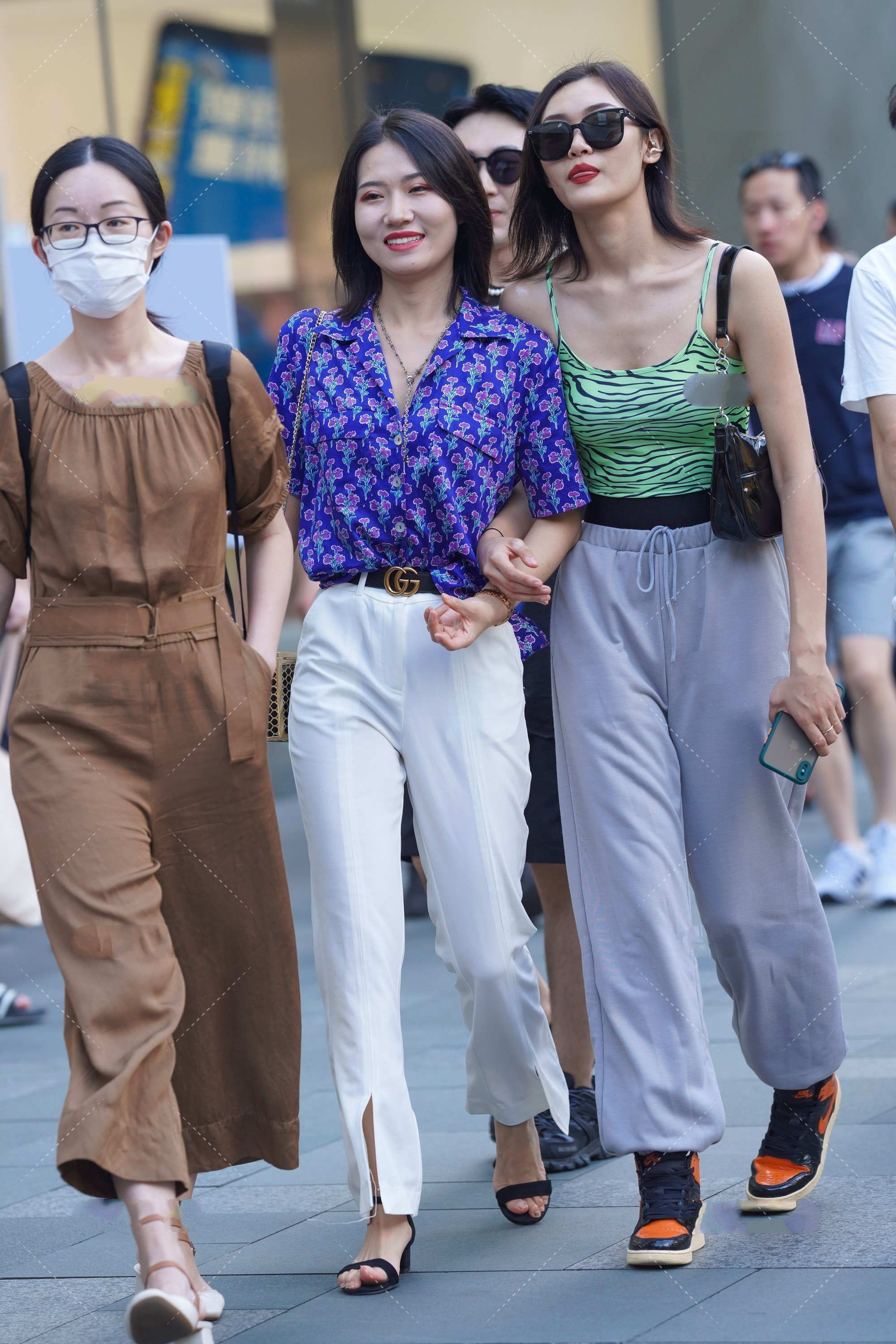 包包 蓝色碎花上衣搭配纯白色设计感裤子,港风味十足,帅气又有个性