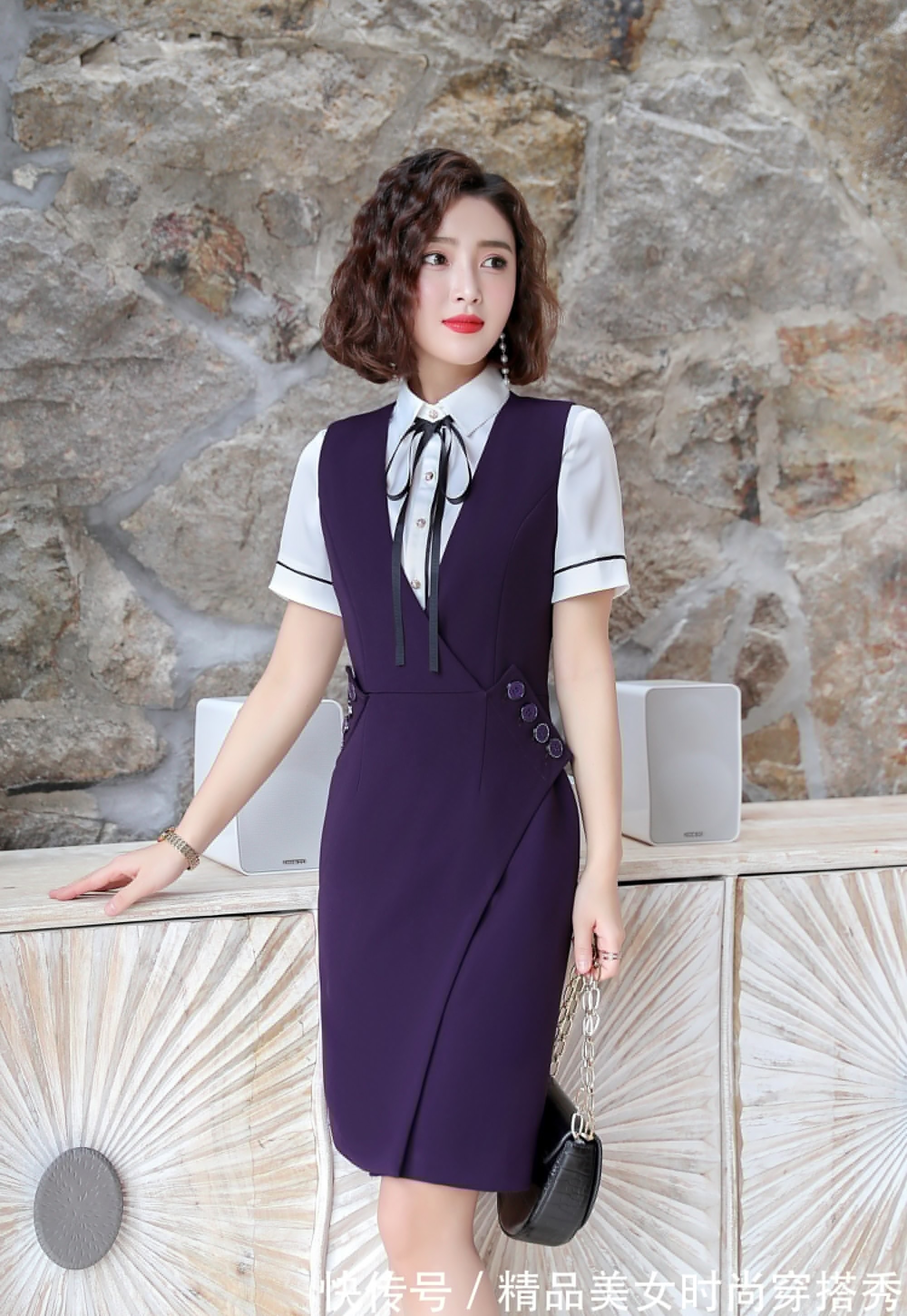 优雅 白色的衬衫外搭紫色的马甲裙,脚上一双黑色的高跟鞋,优雅又时尚