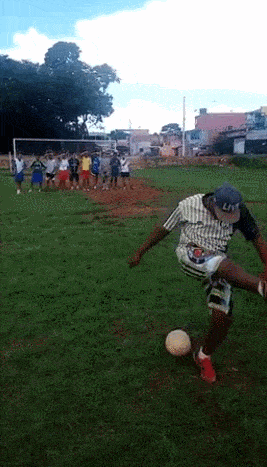 |搞笑GIF趣图:你这是想让垃圾桶背你回去?喝大了吧