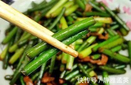 炒蒜苔时,万万不能直接炒,牢记“这1步”,蒜苔脆爽又入味!