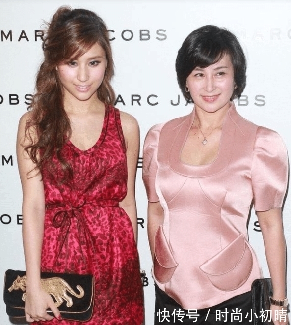 豆腐腿|何超琼换了清爽短发减龄至少20岁,穿粉色上衣配短裤,秀出豆腐腿