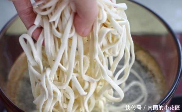 诀窍|煮面条最忌讳开水下锅,面馆师傅透漏“诀窍”,出锅爽滑又筋道