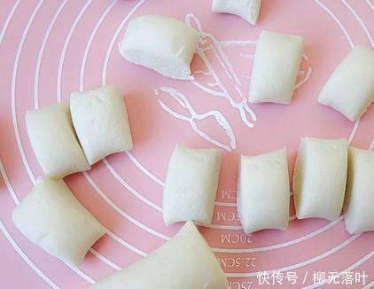 好吃|想吃年糕不用买,用点糯米粉自己就能做,咬一口还能爆浆,超满足