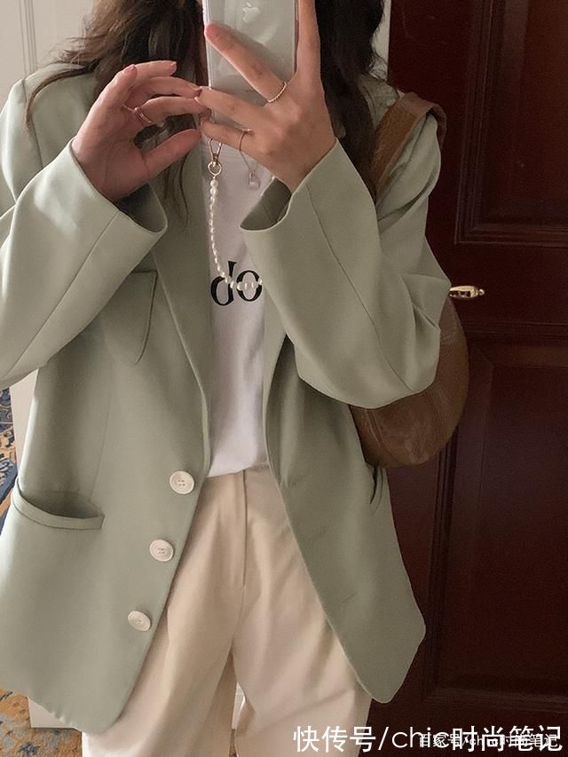 颜色|夏末与初秋交界的时节，什么颜色应该占主导，豆绿色应该榜上有名