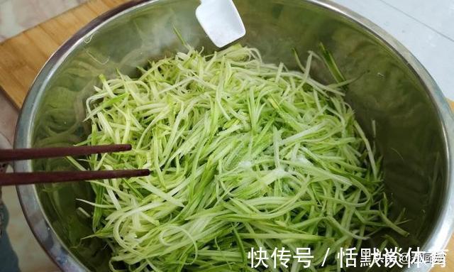 面团|西葫芦一年四季都便宜，秋天要多吃，鲜嫩营养降秋燥，烙馅饼真香