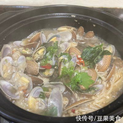 红辣椒|10分钟出锅的懒人版花蛤金针菇,鲜嫩又爽口