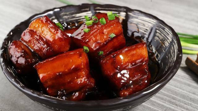 做红烧肉，牢记5个技巧，红烧肉肥而不腻，酥而不烂