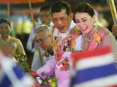 母亲|42岁苏提达是好母亲将小女孩高高举起,担心被奢华腰封划伤