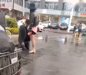 |搞笑GIF趣图:一个运货的架子,楞让这几个小伙玩出了乐趣