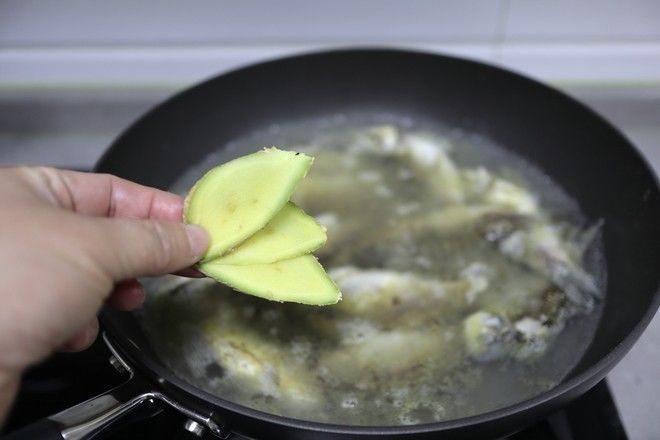 鲫鱼豆腐汤|它的营养比甲鱼还高,浑身上下全是宝贝,一斤7元却无人问津