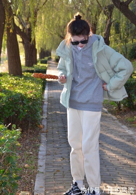 小姐姐 今年流行“羽绒服+小白裤”,保暖舒适又清爽,日常百搭不挑人