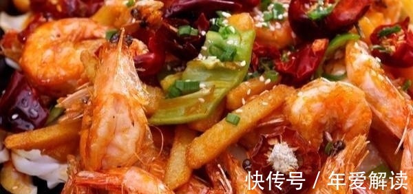 第一次带女朋友回家，妈妈做了拿手菜，吃饭的时候真想甩了她