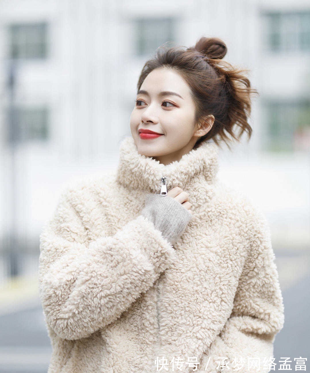 搭配 今年有种火叫杏色穿搭,毛绒外套搭配灰色长裤,高级时髦又显白