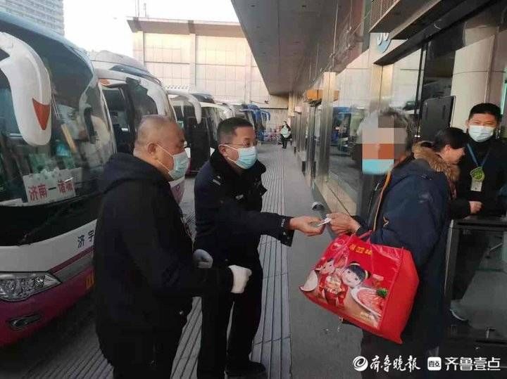 济南|外地老人无钱坐车回家，济南市中民警热心救助