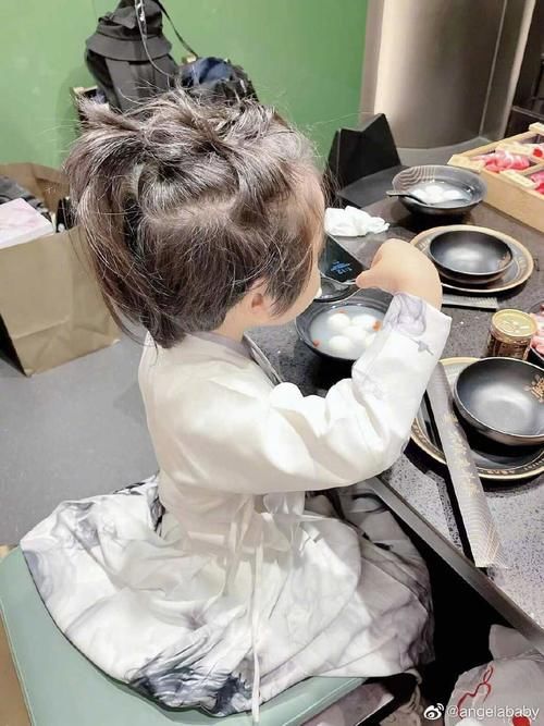 老婆|黃曉明偷偷秀恩愛！親自為老婆孩子做美食，3人吃8個(gè)菜？