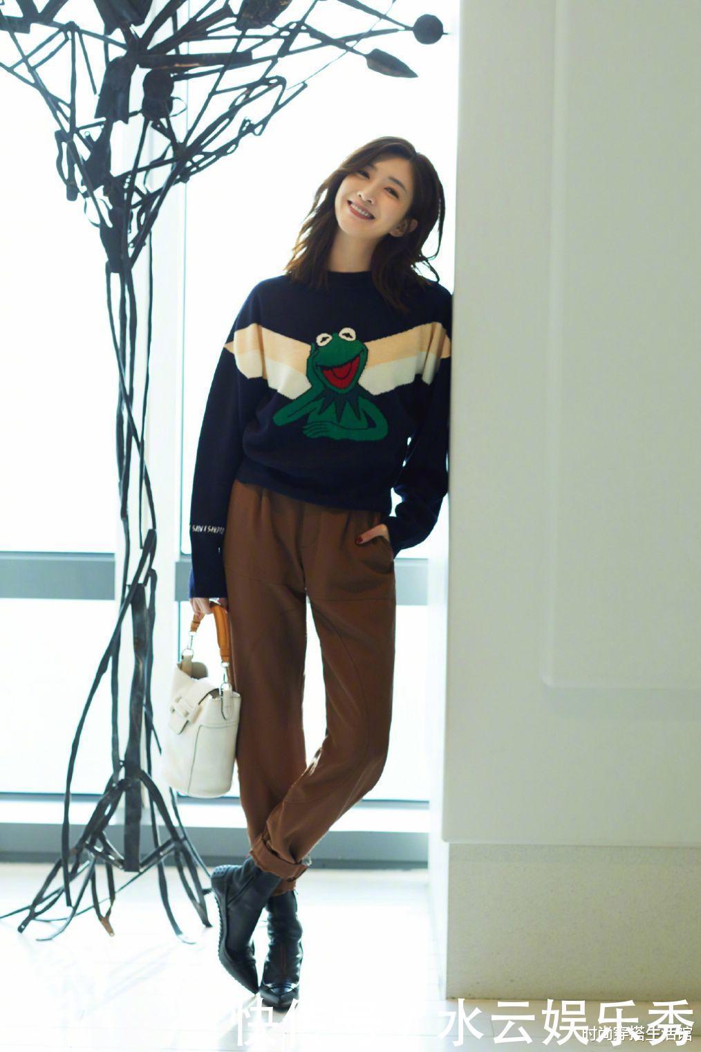 毛衣别再配小脚裤，太土！学明星们这样穿，时髦好看又显瘦