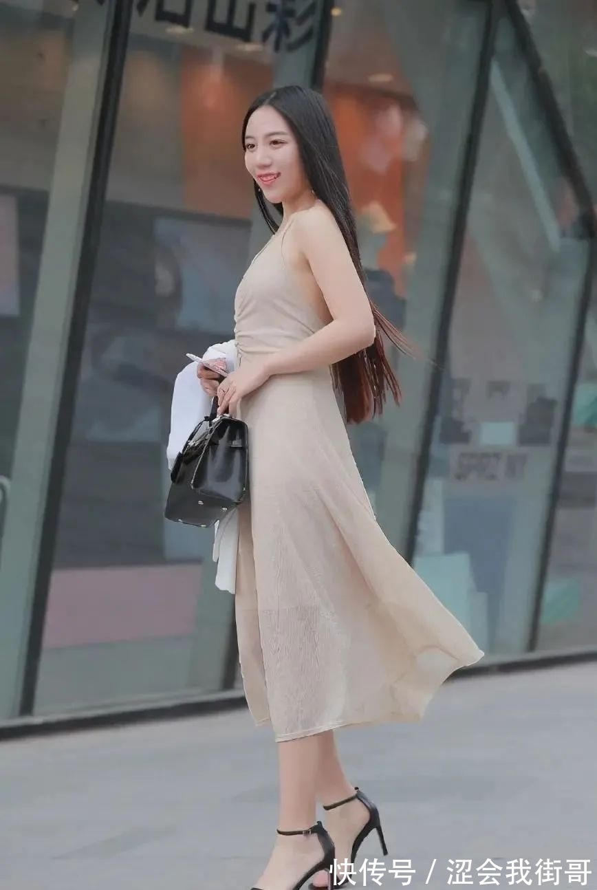 吊带裙 街拍吊带裙时尚小姐姐