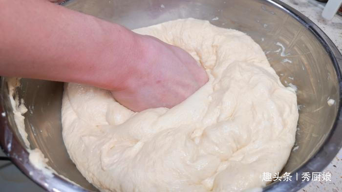 炸油条时，有人加鸡蛋，有人加泡打粉，其实都不对，教你正确做法