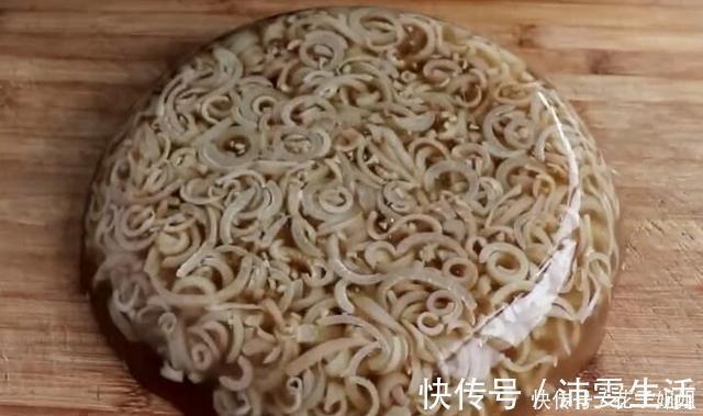 熬猪皮冻时，千万不要直接熬，多做一步，猪皮冻滑嫩筋道无腥味