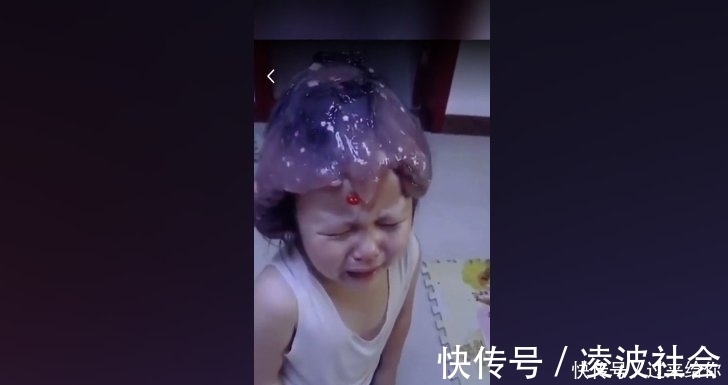 童年|熊孩子玩“水晶泥”粘满头,父母崩溃不想要,网友笑翻:完成童年
