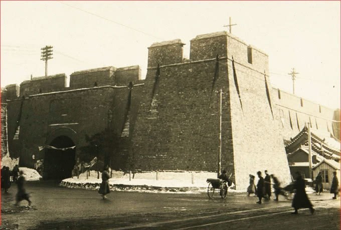 伪满|伪满时期的奉天,盛京老街还有牌楼,市政公署门口有俩伪军站岗