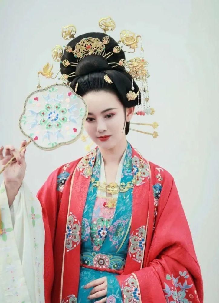 霞帔#中国人的嫁衣,不该只有西方的婚纱,更应该是传统的凤冠霞帔!