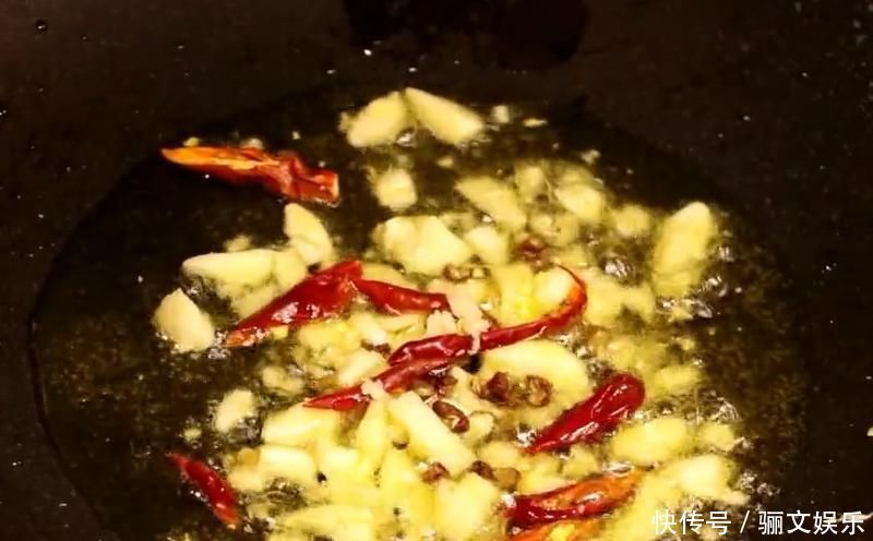 经典家常菜“干煸鸡胸”,做法简单,香辣美味,开胃又下饭