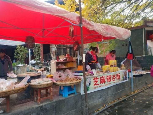 村庄|尝地道山货、看稀奇特产，除了赏银杏，腾冲江东村还有很多好味道