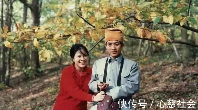 谢烨#诗人顾城的旧居杂草丛生,门前停放的汽车成废铁,儿子不知所踪