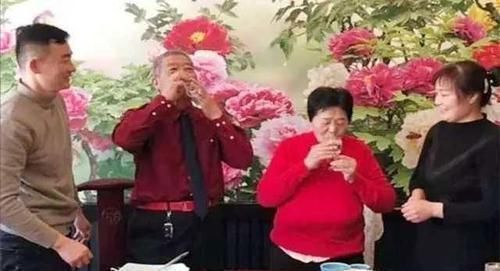 女儿|“我退休金上万,不用子女帮”,六旬老太生下女儿后,现在如何了